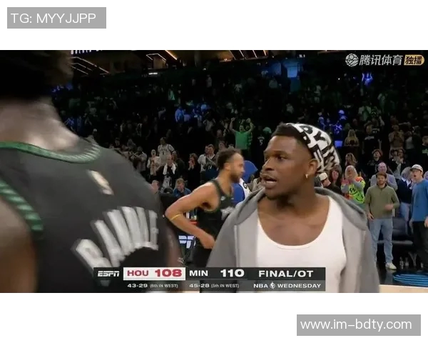 爱德华兹赛后庆祝达成一万分里程碑并获得比赛用球的荣耀时刻